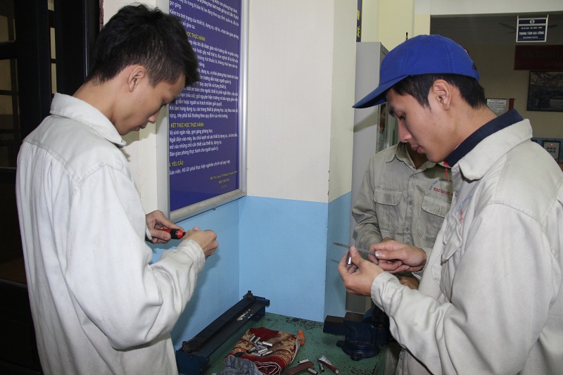 tuyen gap 02 nam lam gia cong co khi luong 30 trieu thang thi tuyen ngay 07 06 2016
