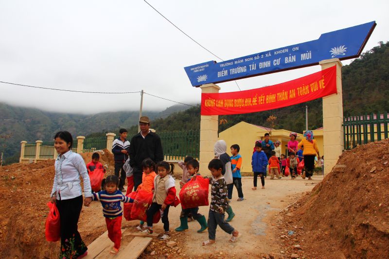 letco trao tang 184 suat qua cho tre em vung cao tinh lai chau