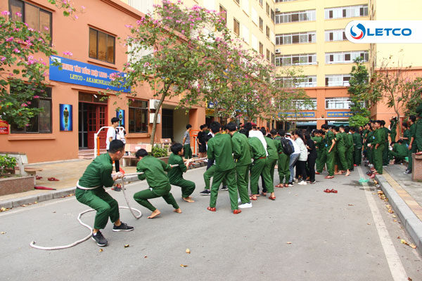 Du học sinh Nhật Bản, Hàn Quốc sôi nổi thi kéo co