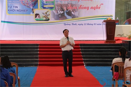 giam doc bui kim son noi chuyen voi hssv quang binh trong ngay hoi tu van huong nghiep