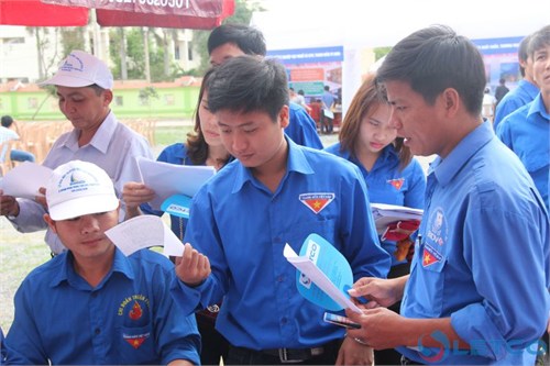 giam doc bui kim son noi chuyen voi hssv quang binh trong ngay hoi tu van huong nghiep