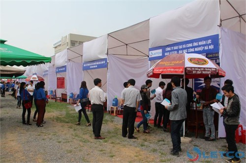 giam doc bui kim son noi chuyen voi hssv quang binh trong ngay hoi tu van huong nghiep