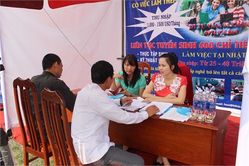 giam doc bui kim son noi chuyen voi hssv quang binh trong ngay hoi tu van huong nghiep
