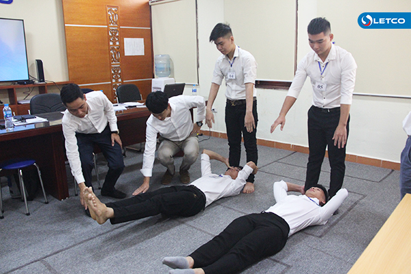 Sinh viên Khoa QLKD phấn khởi dự thi đơn hàng TTS 1 năm